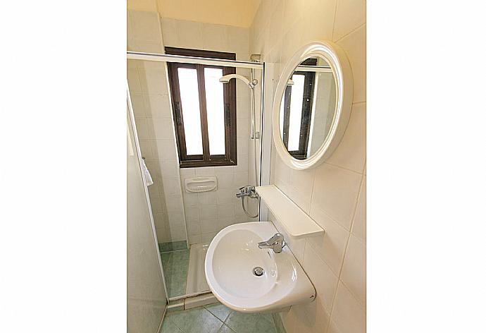 Bathroom with shower . - Villa Bougainvillea . (Fotogalerie) }}