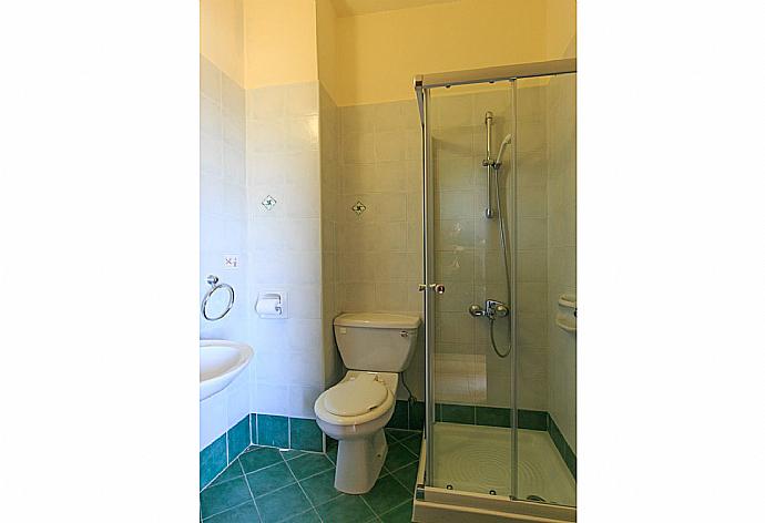 Bathroom with shower . - Villa Bougainvillea . (Fotogalerie) }}