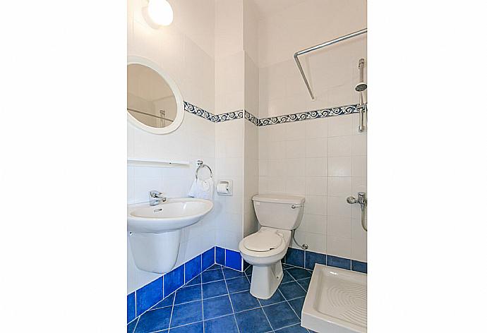 Bathroom with shower . - Villa Bougainvillea . (Fotogalerie) }}