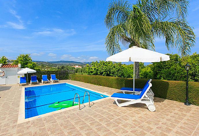 Private pool and terrace . - Villa Bougainvillea . (Галерея фотографий) }}