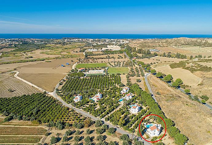 Aerial view showing location of Villa Charoula Ena and view towards sea . - Villa Charoula Ena . (Galería de imágenes) }}