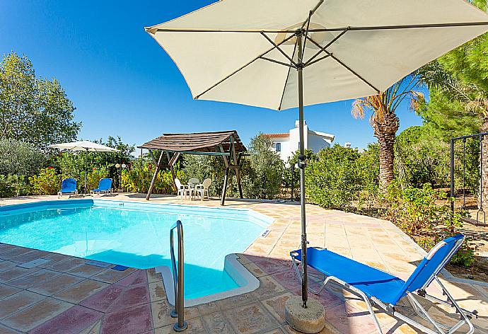 Private pool and terrace . - Villa Charoula Ena . (Galería de imágenes) }}