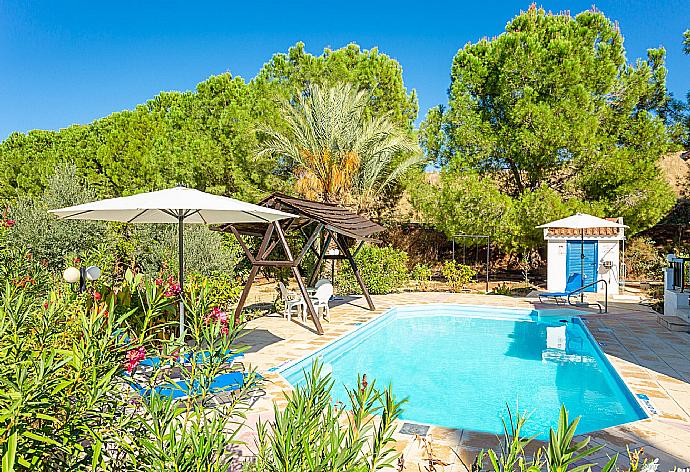 Private pool and terrace . - Villa Charoula Ena . (Galería de imágenes) }}