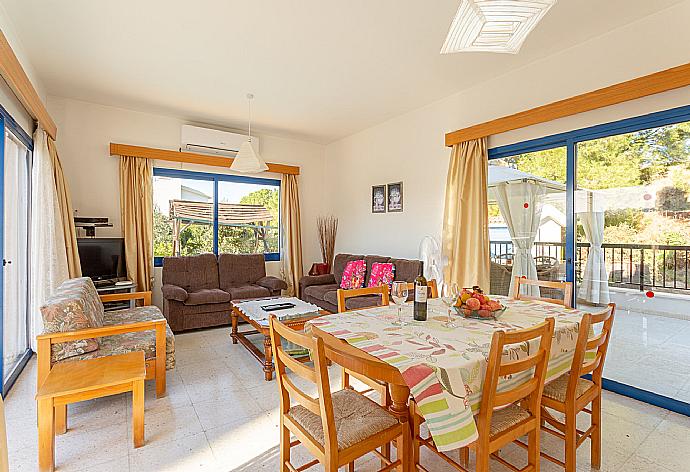 Open-plan living room with sofas, dining area, A/C, sofas, WiFi internet, satellite TV, DVD player, and pool terrace access . - Villa Charoula Ena . (Fotogalerie) }}