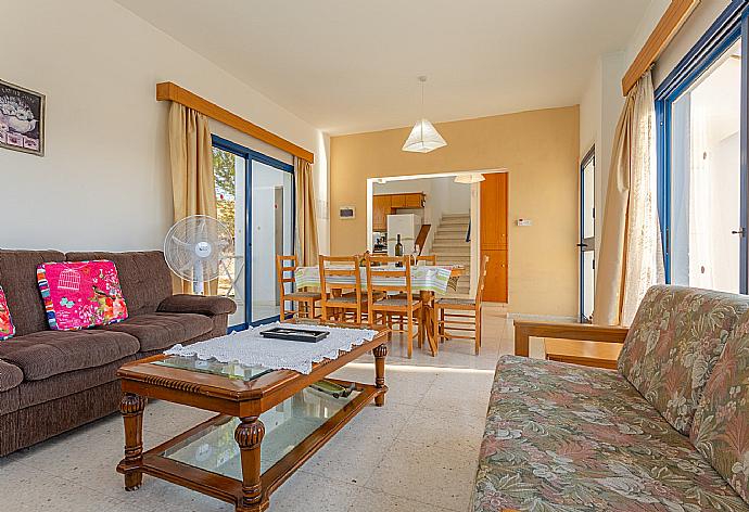 Open-plan living room with sofas, dining area, A/C, sofas, WiFi internet, satellite TV, DVD player, and pool terrace access . - Villa Charoula Ena . (Fotogalerie) }}