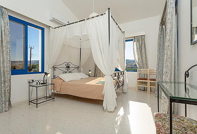 Double bedroom with A/C  . - Villa Charoula Ena . (Галерея фотографий) }}