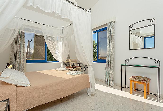 Double bedroom with A/C  . - Villa Charoula Ena . (Galería de imágenes) }}