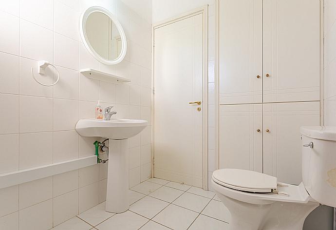 Family bathroom with shower . - Villa Charoula Ena . (Galería de imágenes) }}