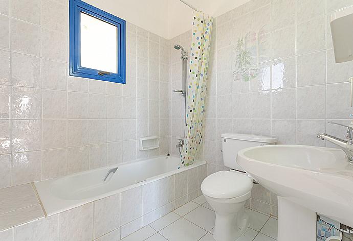 Family bathroom with bath and shower . - Villa Charoula Ena . (Fotogalerie) }}