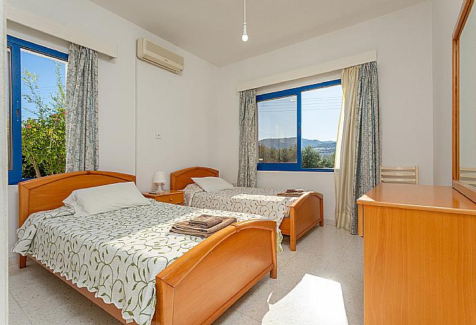 Twin bedroom with A/C . - Villa Charoula Ena . (Галерея фотографий) }}