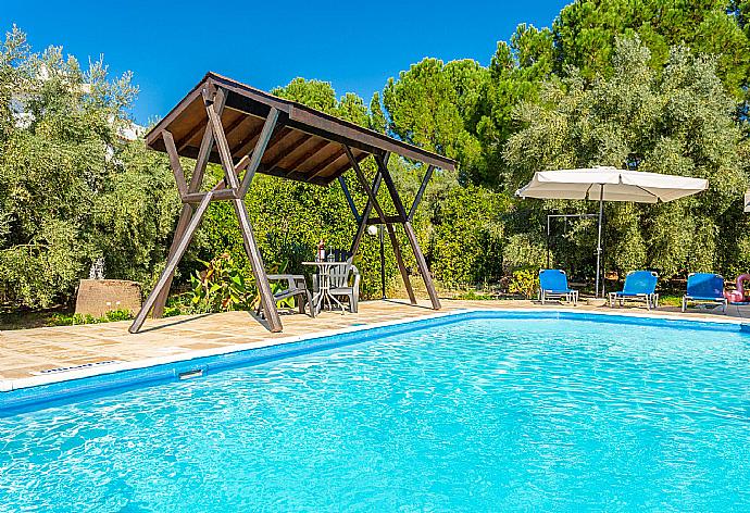 Private pool and terrace . - Villa Charoula Thio . (Галерея фотографий) }}