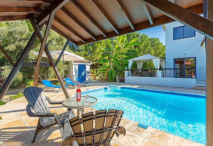 Private pool and terrace . - Villa Charoula Thio . (Galerie de photos) }}