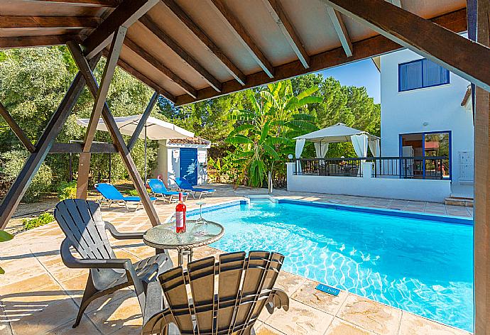 Private pool and terrace . - Villa Charoula Thio . (Fotogalerie) }}