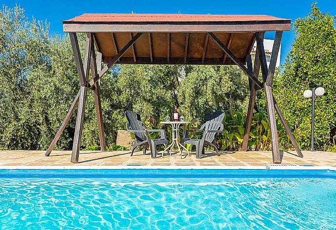 Private pool and terrace . - Villa Charoula Thio . (Fotogalerie) }}