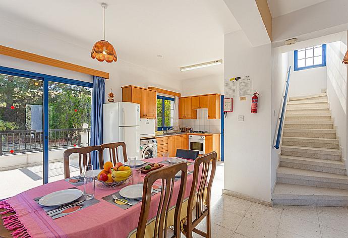 Open-plan living room with sofas, dining area, kitchen, A/C, WiFi internet, satellite TV, and terrace access . - Villa Charoula Thio . (Fotogalerie) }}