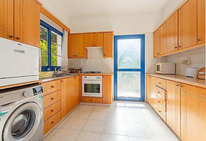 Equipped kitchen . - Villa Charoula Thio . (Fotogalerie) }}