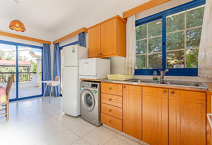 Equipped kitchen . - Villa Charoula Thio . (Fotogalerie) }}