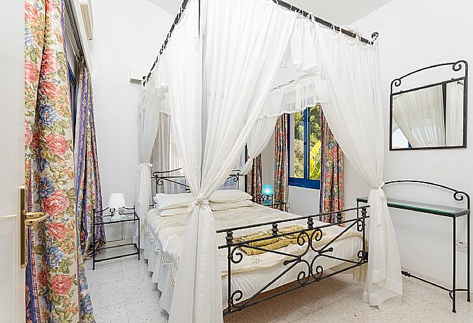 Double bedroom with en suite bathroom, A/C, and terrace access . - Villa Charoula Thio . (Photo Gallery) }}