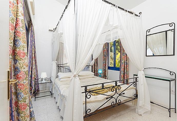 Double bedroom with en suite bathroom, A/C, and terrace access . - Villa Charoula Thio . (Галерея фотографий) }}