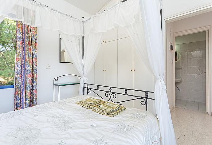 Double bedroom with en suite bathroom, A/C, and terrace access . - Villa Charoula Thio . (Galerie de photos) }}