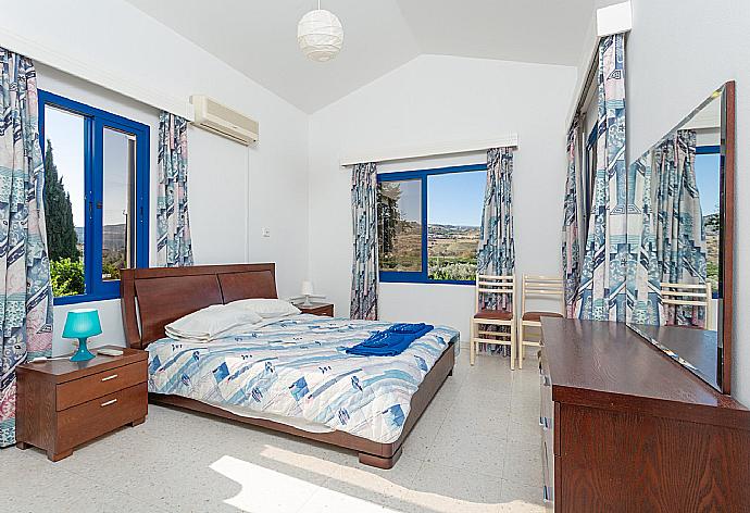 Double bedroom with A/C . - Villa Charoula Thio . (Galerie de photos) }}