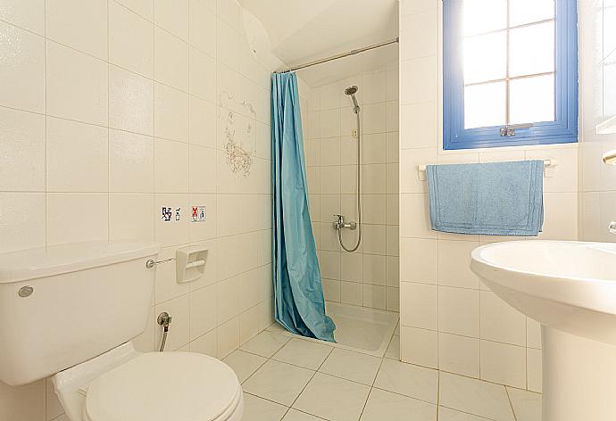 Family bathroom with shower . - Villa Charoula Thio . (Galerie de photos) }}