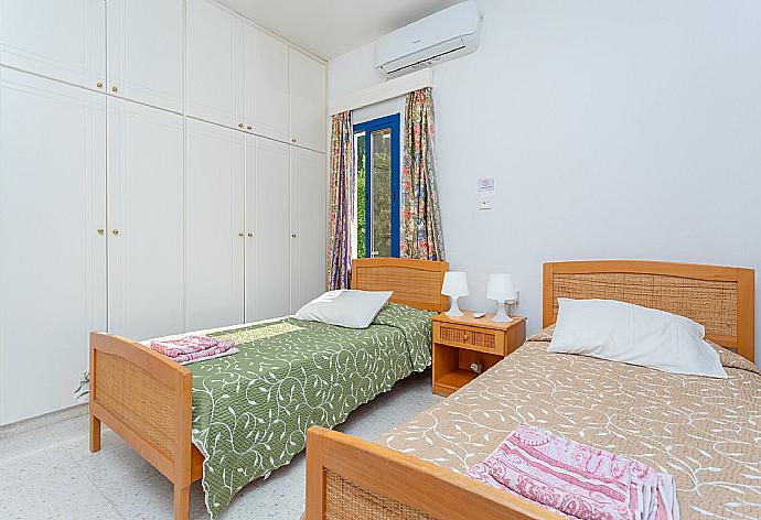 Twin bedroom with A/C . - Villa Charoula Thio . (Galerie de photos) }}