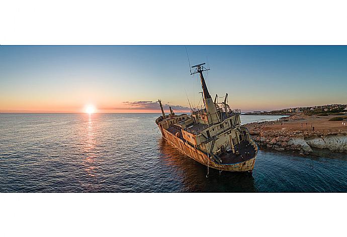 Shipwreck near Coral Bay . - Villa Charoula Thio . (Galerie de photos) }}