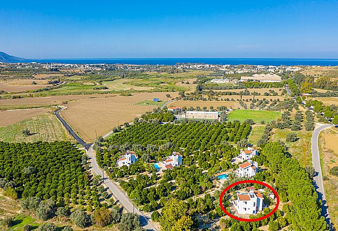 Aerial view showing location of Villa Charoula Thio . - Villa Charoula Thio . (Галерея фотографий) }}