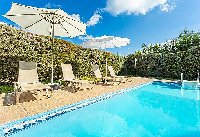 Private pool and terrace . - Villa Iliada . (Fotogalerie) }}