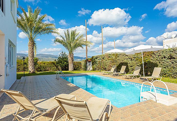 Private pool and terrace area . - Villa Iliada . (Galerie de photos) }}