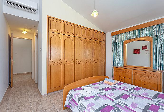 Double bedroom with en suite bathroom, A/C, and balcony access with sea views . - Villa Iliada . (Галерея фотографий) }}