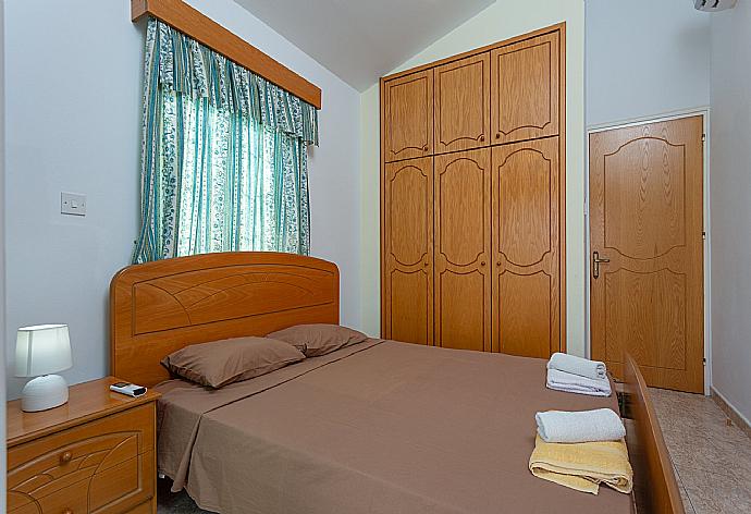 Double bedroom with A/C and balcony access . - Villa Iliada . (Galerie de photos) }}