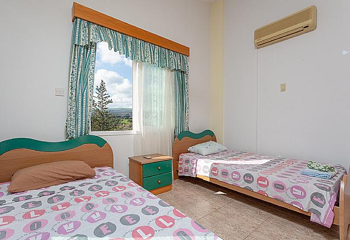 Twin bedroom with A/C . - Villa Iliada . (Galería de imágenes) }}