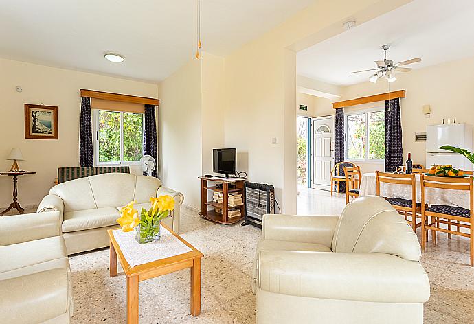 Open-plan living room with sofas, dining area, kitchen, WiFi internet, and satellite TV . - Sun Beach Villa . (Galerie de photos) }}