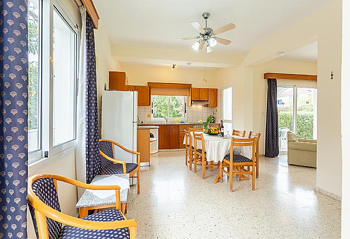 Open-plan living room with sofas, dining area, kitchen, WiFi internet, and satellite TV . - Sun Beach Villa . (Galerie de photos) }}