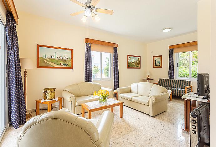 Open-plan living room with sofas, dining area, kitchen, WiFi internet, and satellite TV . - Sun Beach Villa . (Galleria fotografica) }}