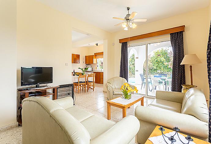 Open-plan living room with sofas, dining area, kitchen, WiFi internet, and satellite TV . - Sun Beach Villa . (Galerie de photos) }}