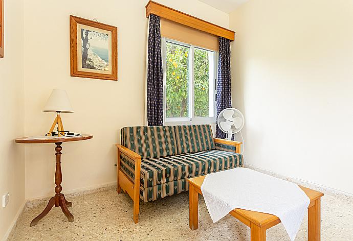 Open-plan living room with sofas, dining area, kitchen, WiFi internet, and satellite TV . - Sun Beach Villa . (Fotogalerie) }}