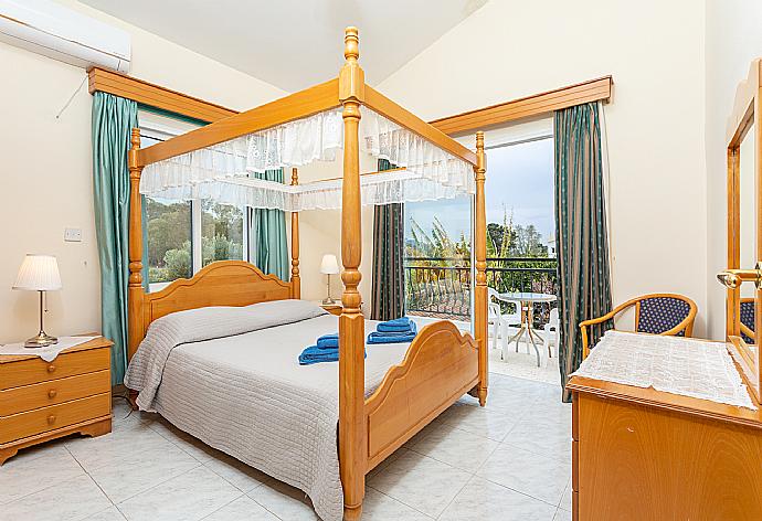 Double bedroom with en suite bathroom, A/C, and balcony access . - Sun Beach Villa . (Fotogalerie) }}