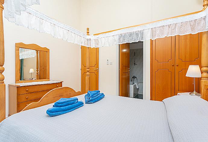 Double bedroom with en suite bathroom, A/C, and balcony access . - Sun Beach Villa . (Galleria fotografica) }}