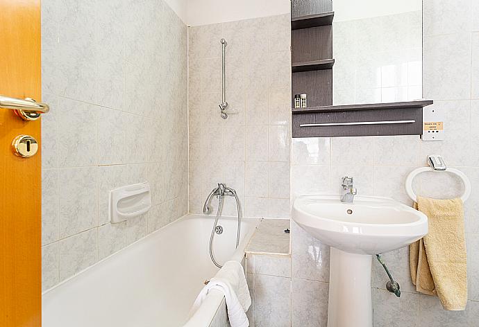 En suite bathroom with bath and shower . - Sun Beach Villa . (Fotogalerie) }}