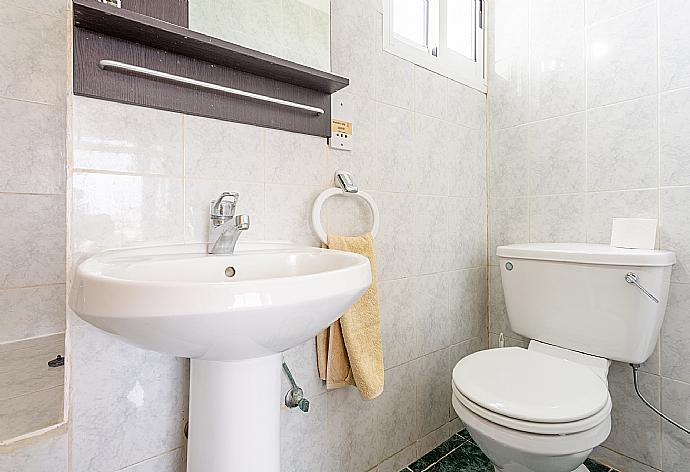 En suite bathroom with bath and shower . - Sun Beach Villa . (Photo Gallery) }}