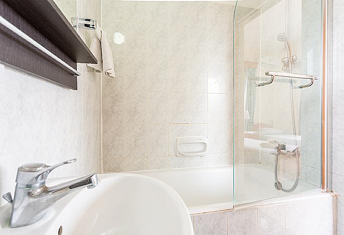 En suite bathroom with bath and shower . - Sun Beach Villa . (Galería de imágenes) }}