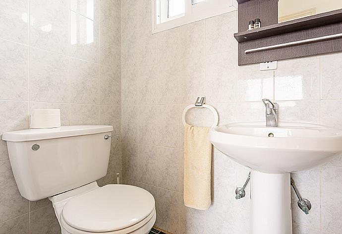 En suite bathroom with bath and shower . - Sun Beach Villa . (Galería de imágenes) }}