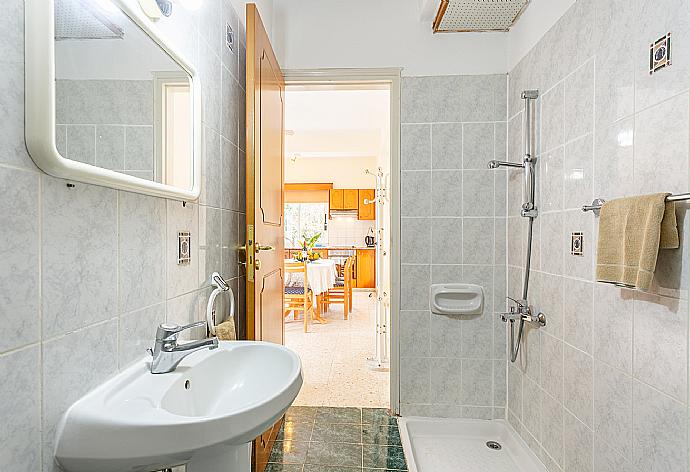 Family bathroom with shower . - Sun Beach Villa . (Galerie de photos) }}