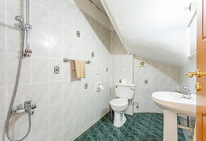 Family bathroom with shower . - Sun Beach Villa . (Galerie de photos) }}