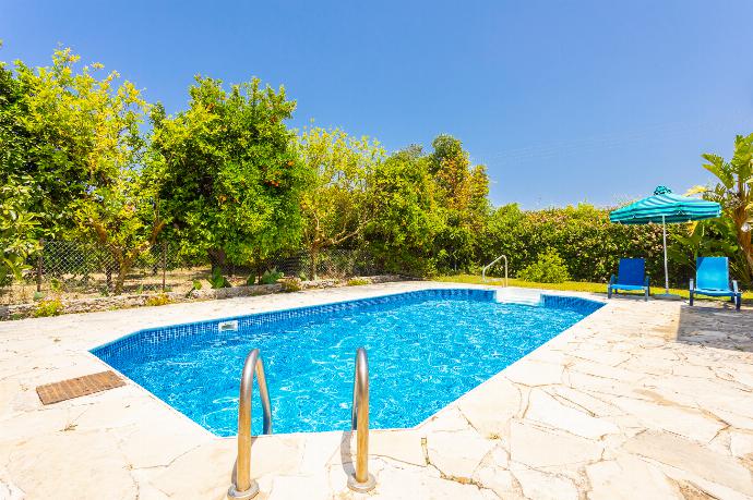 Private pool and terrace . - Sun Beach Villa . (Galería de imágenes) }}