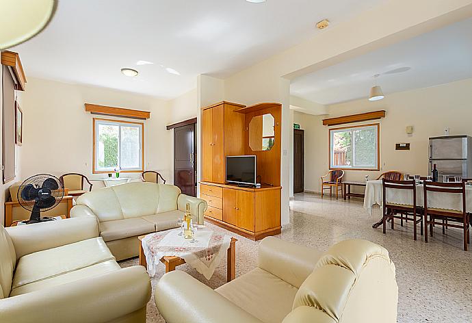 Open-plan living room with sofas, dining area, kitchen, WiFi internet, and satellite TV . - Argaka Sun Villa Ena . (Fotogalerie) }}