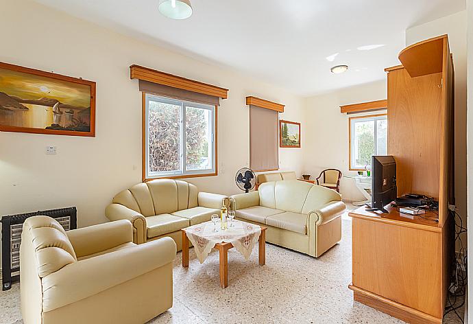 Open-plan living room with sofas, dining area, kitchen, WiFi internet, and satellite TV . - Argaka Sun Villa Ena . (Galleria fotografica) }}